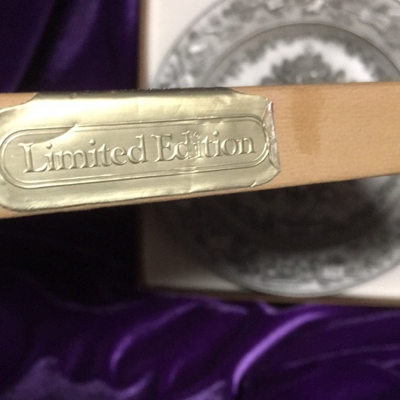 1983 Hallmark Pewter Christmas Plate - Picture 4 of 15